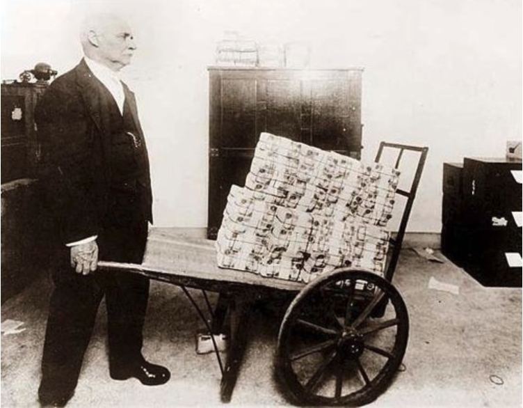 面對失控的超級通脹，德國人不再以鈔票購物，轉而以物易物。當時真正有價值的有形資產只有鑽石及黃金等。