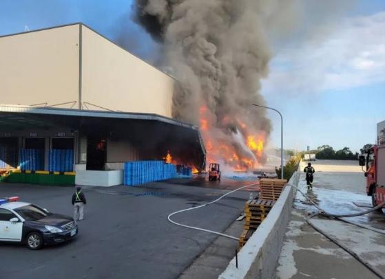 獨家掌握現場！臺灣美福倉儲悶燒6日 兩市今午突停電 半導體下挫警戒：新桃電廠驚傳火警